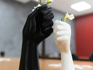 Vaza Shaped Hand